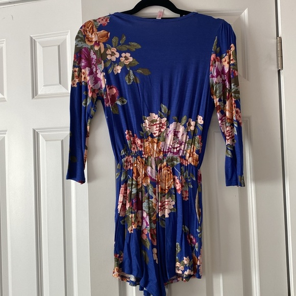 Beautiful Soft Floral Romper Size S - Picture 2 of 3